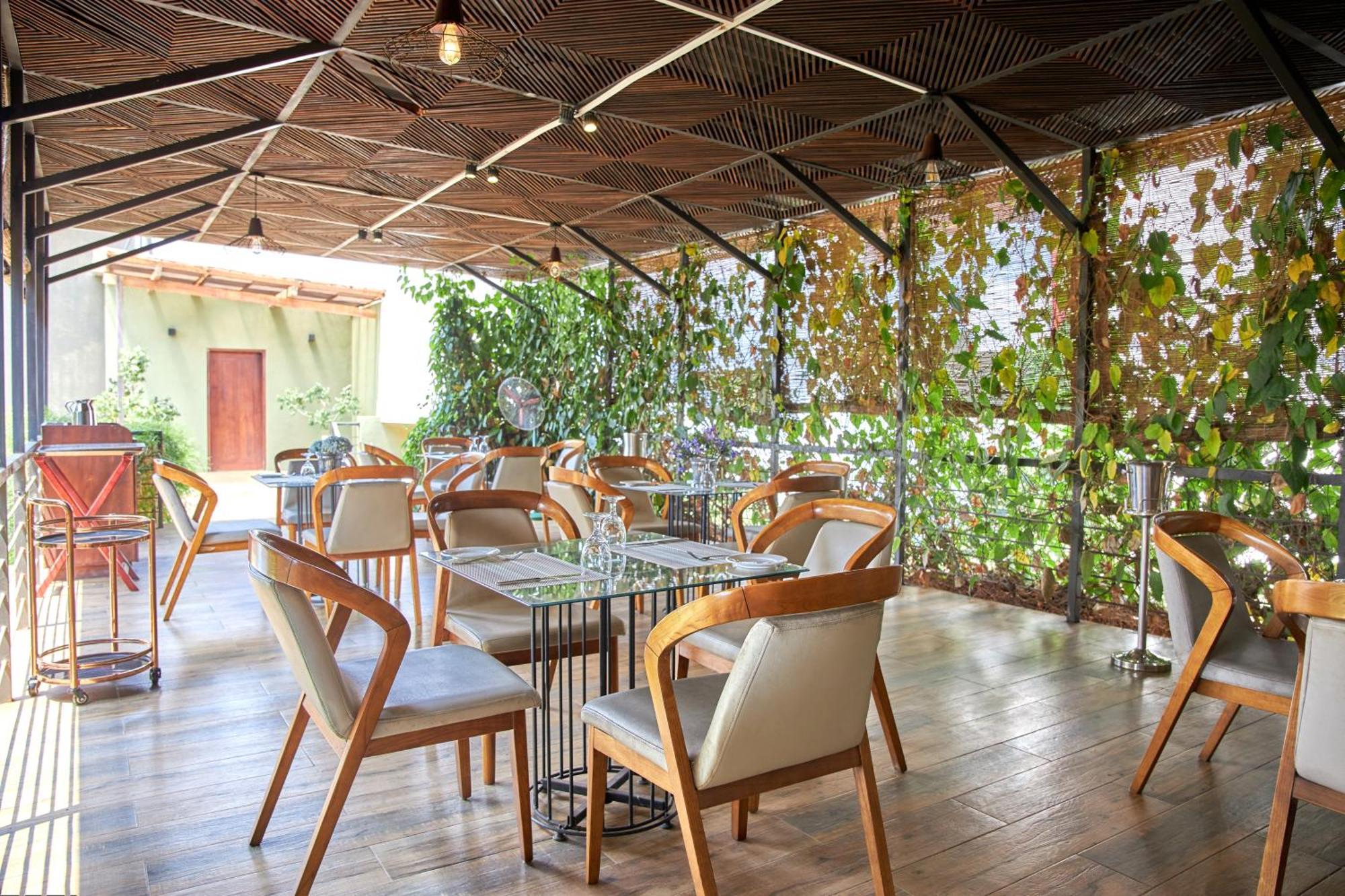 Seahorse Hotel & Spa Negombo Esterno foto